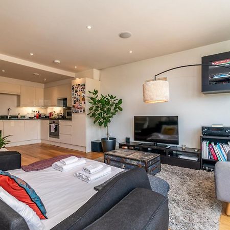 Bright & Spacious Battersea Flat ロンドン エクステリア 写真